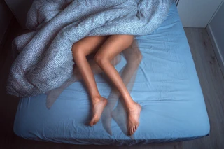 Vrouw in bed met bewegende benen
