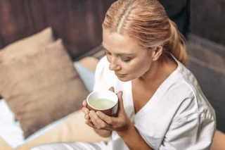 Vrouw ontspant met een kop thee