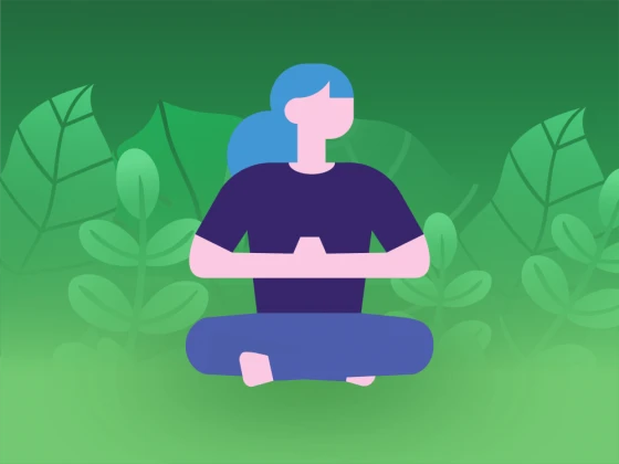 Vrouw die een yogahouding aanneemt.