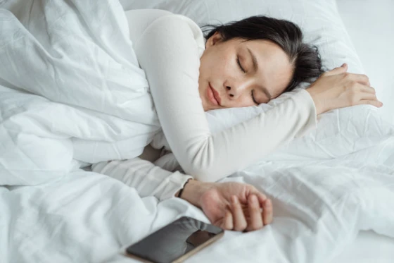 Vrouw die ligt te slapen in bed