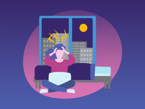 Illustratie van vrouw die voor raam zit met volle maan en niet kan slapen