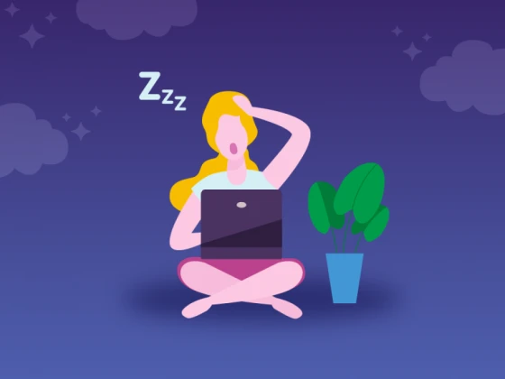 Vrouw die gaapt achter haar laptop