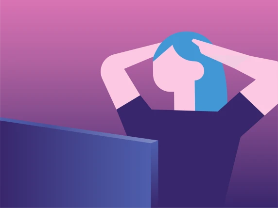 Vrouw die zich niet kan concentreren en met handen in het haar zit.