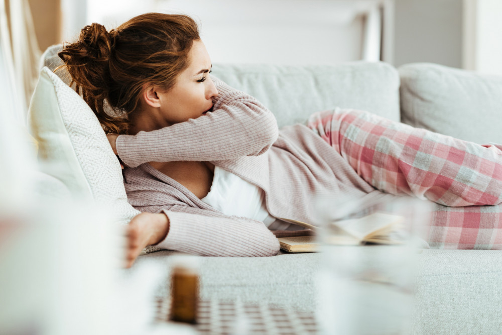 Hoestende vrouw in bed